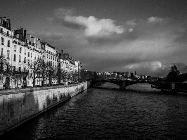 Στο Παρίσι απλώθηκε ένα παράξενο φως. 14/1/2016.