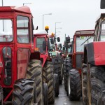 Μετωπική σύγκρουση κυβέρνησης-αγροτών, μπλόκα σε όλη τη χώρα