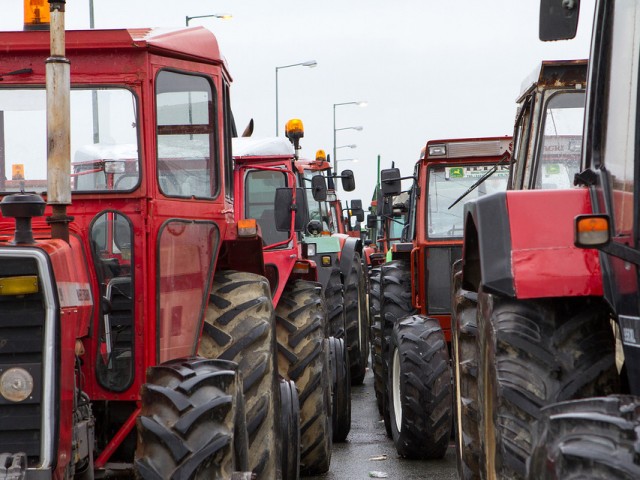 Κλιμακώνονται τα μπλόκα των αγροτών