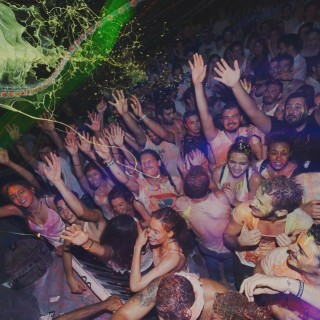 «Το μόνο που χρειάζεσαι είναι ένα λευκό t-shirt!»