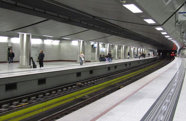 Στις 28 Ιανουαρίου του 2000 πραγματοποιείται η τελετή των εγκαινίων του Μετρό της Αθήνας, στον σταθμό Σύνταγμα