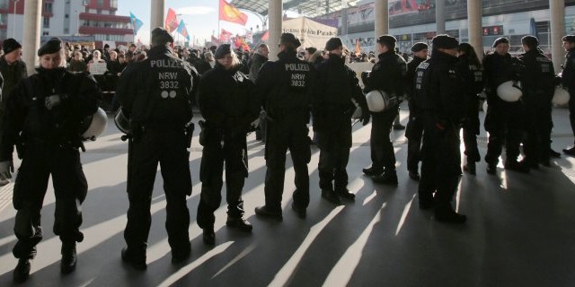 Διαδηλώσεις και αντι-διαδηλώσεις στην Κολωνία με φόντο τις επιθέσεις την παραμονή της Πρωτοχρονιάς