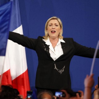 «Ολιγαρχικό κουρέλι» η σημαία της ΕΕ, κατά το κόμμα της Λεπέν