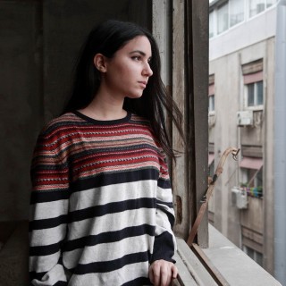 O φακός της Αθηνάς Παπαγιάννη κάνει βόλτες από το ιδρωμένο pit στο γυμνό γυναικείο σώμα