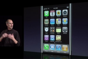 Στις 9 Ιανουαρίου του 2007 ο Steve Jobs παρουσιάζει το πρώτο iPhone