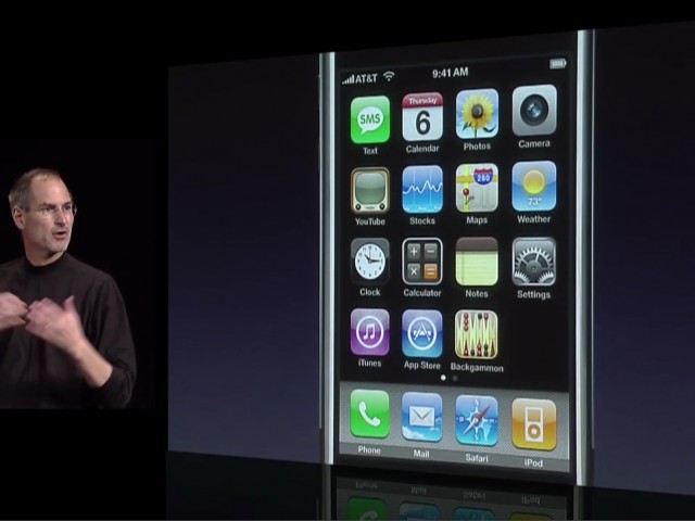Στις 9 Ιανουαρίου του 2007 ο Steve Jobs παρουσιάζει το πρώτο iPhone