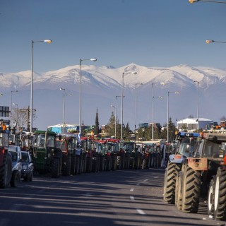 Οδηγούν οι αγρότες Πόρσε Καγιέν;