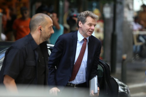 Τόμσεν: Προτείνει και άλλο τσεκούρι σε μισθούς και συντάξεις