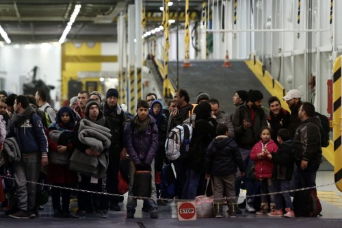 Σχέδιο επιβράδυνσης μεταφοράς προσφύγων από τα νησιά στον Πειραιά