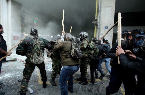 Καρέ καρέ η σύγκρουση των Κρητικών αγροτών με τα ΜΑΤ έξω από το υπουργείο Αγροτικής Ανάπτυξης