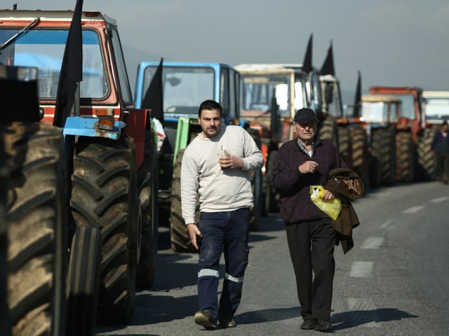 Ενισχύουν τα μπλόκα τους οι αγρότες