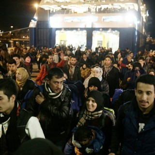 Φωτογραφίες από την άφιξη των προσφύγων στο λιμάνι του Πειραιά