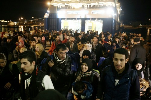 Φωτογραφίες από την άφιξη των προσφύγων στο λιμάνι του Πειραιά