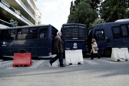 Μόνο με σωματικό έλεγχο θα περνούν πεζοί από την Ηρώδου Αττικού