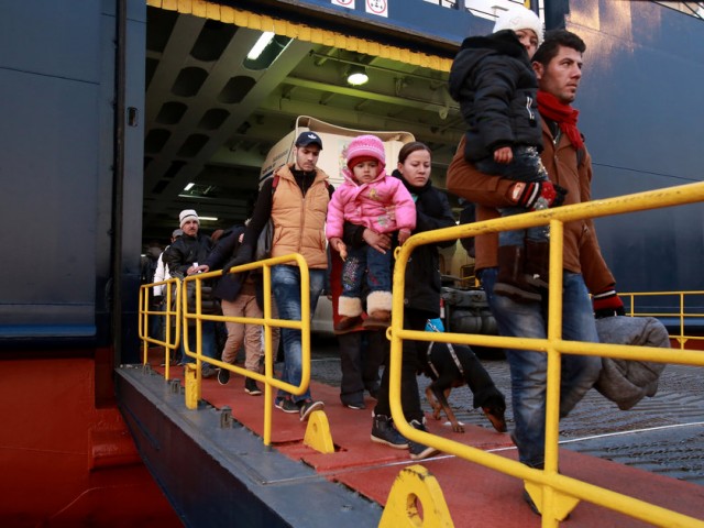 Περισσότεροι από 1.700 πρόσφυγες κατέφθασαν στο λιμάνι του Πειραιά