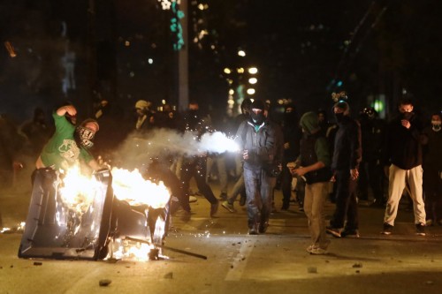 ΕΛ.ΑΣ.: «Εγκληματική ομάδα» στα επεισόδια της Λεωφόρου