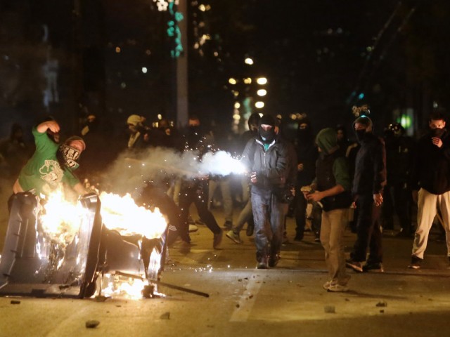 ΕΛ.ΑΣ.: «Εγκληματική ομάδα» στα επεισόδια της Λεωφόρου