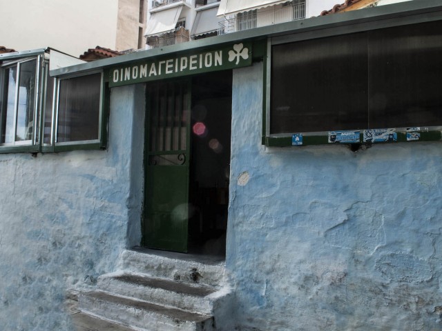 Το «Τριφύλλι» σερβίρει τα πιο τραγανά κεφτεδάκια της Αθήνας σε Βάζελους και μη