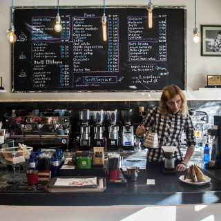 Στο «Δυο γουλιές και Δυο μπουκιές» φτιάχνουν τον τέλειο καφέ