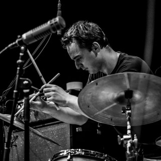 Οι τζαζ πόρτες για τον Γιώργο Σπανό άνοιξαν όταν ο σπουδαίος John Zorn τον κάλεσε να παίξει μαζί του