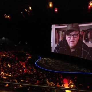 H Popaganda στο Βερολίνο: Ο Michael Moore ευχαριστεί τη Γερμανία για το προσφυγικό