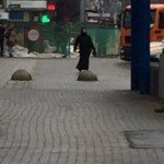 Συναγερμός στη Μόσχα: Μαυροντυμένη γυναίκα κρατά κομμένο κεφάλι παιδιού