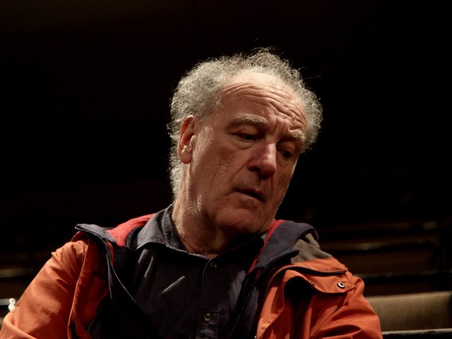 O Μπρουνό Μεσά κάνει το χρέος της Ελλάδας θεατρική παράσταση στη Γαλλία