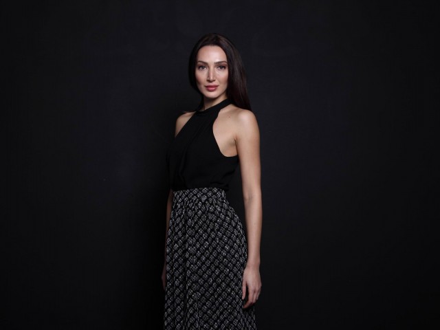 Η Έλενα Θωμοπούλου δεν θα ξεχάσει ποτέ τα σχολικά πάρτυ με Doors και Elvis στη διαπασών