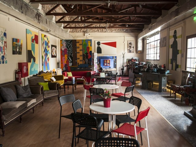 Mύρτιλλο: το αθηναϊκό café που προσλαμβάνει αποκλειστικά άτομα με αναπηρία, μας υποδέχεται στο νέο του χώρο