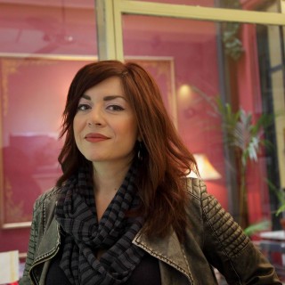 Η Πέλα Σουλτάτου απεχθάνεται τον διδακτισμό αλλά όταν υποκύπτει σε αυτόν φροντίζει να κουνάει χαριτωμένα το δάκτυλο