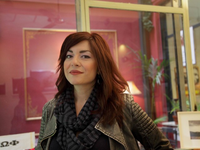 Η Πέλα Σουλτάτου απεχθάνεται τον διδακτισμό αλλά όταν υποκύπτει σε αυτόν φροντίζει να κουνάει χαριτωμένα το δάκτυλο