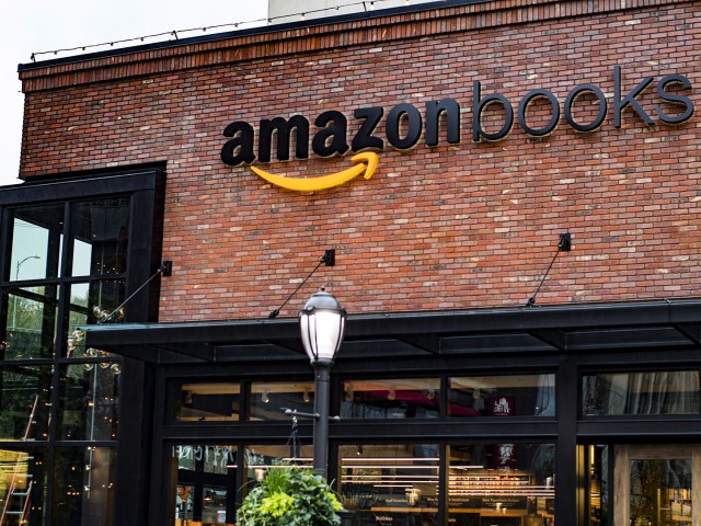Ετοιμάζεται να ανοίξει «παραδοσιακά» βιβλιοπωλεία το Amazon;