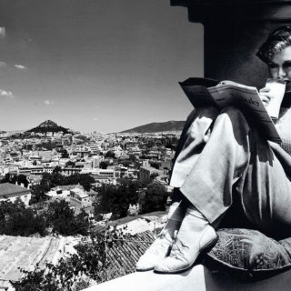 Bookspotting: 10 Αθηναίοι μας ξεναγούν στα αγαπημένα τους μέρη για διάβασμα