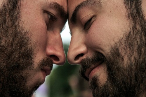 Αυτός είναι ο λόγος που οι στρέιτ άντρες κάνουν σεξ με στρέιτ άντρες