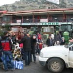 Mαγαζάτορες στα Τέμπη έδειραν εθελοντές γιατί μοίραζαν νερά σε πρόσφυγες