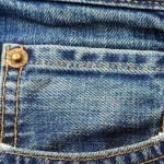 Σε τι χρησιμεύει η πολύ μικρή πλαϊνή τσέπη που έχουν τα τζιν παντελόνια;