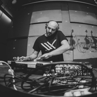 O George Apergis επιμένει να παίζει μόνο με βινύλια