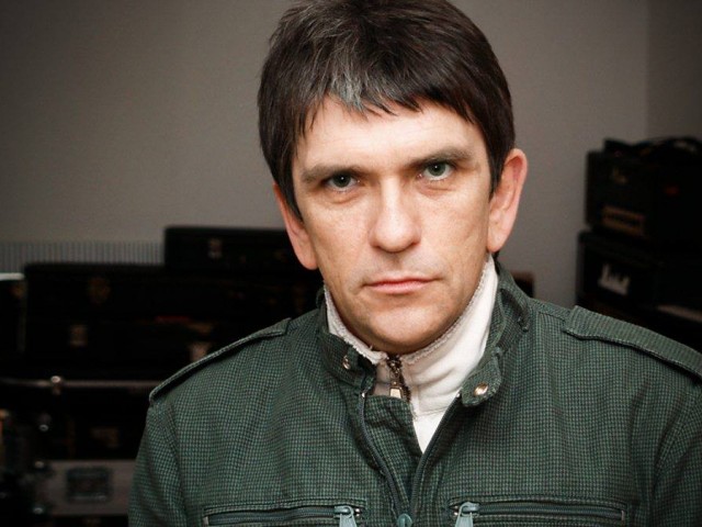 Τι δουλειά έχει ο, κάποτε ντράμερ των θρυλικών Smiths, Mike Joyce στην Αθήνα;