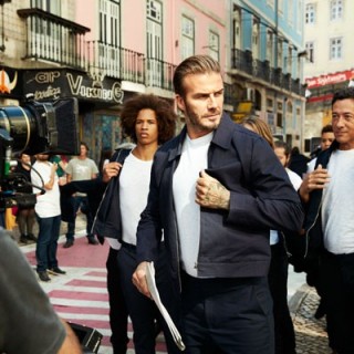 Ο David Beckham είναι το πρόσωπο της καμπάνιας H&M Essentials.