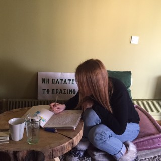 H Αλεξάνδρα Κ* βρίσκει σε ένα παγκάκι της Μαβίλη τον Παντελή Δημητριάδη που έχει μόλις  ανακαλύψει ένα σκάνδαλο που θα μπορούσε να ρίξει την κυβέρνηση