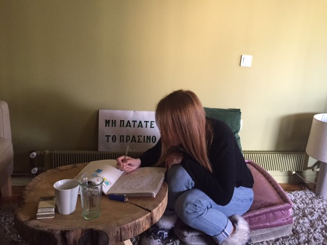 H Αλεξάνδρα Κ* βρίσκει σε ένα παγκάκι της Μαβίλη τον Παντελή Δημητριάδη που έχει μόλις  ανακαλύψει ένα σκάνδαλο που θα μπορούσε να ρίξει την κυβέρνηση