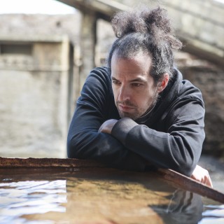 Όπως ένα φυτό στρέφεται στο φως, έτσι και ο Μάρκος Δεληβοριάς γράφει μουσική. Είναι φυσική ανάγκη