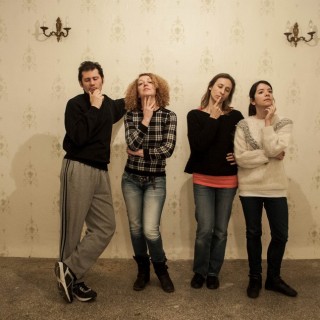 Το «Νηπιαγωγείο» είναι μια παράσταση όπου στροβιλίζεσαι αγκαλιά με έναν άνθρωπο-μαξιλάρι