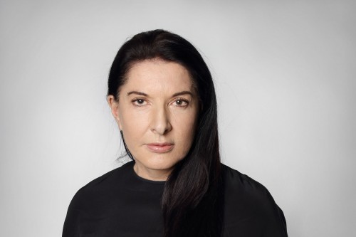 Αγνωστος φόρεσε έναν πίνακα… κολάρο στη Μαρίνα Αμπράμοβιτς [ΒΙΝΤΕΟ]