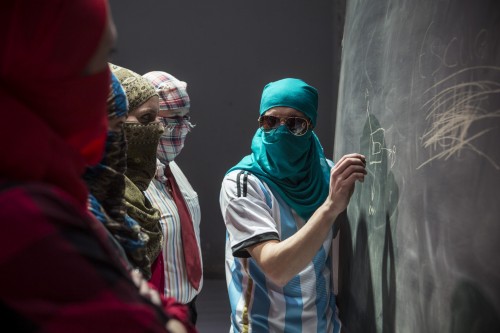 Η παράσταση escuela μας θυμίζει τι εστί πολιτικό θέατρο