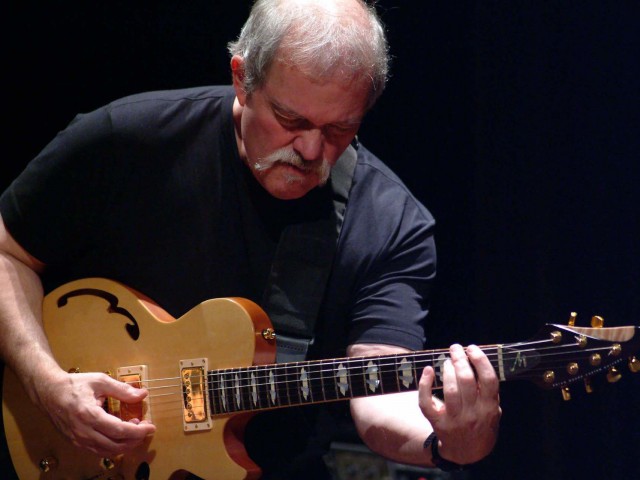 Ο θρυλικός jazzman John Abercrombie απόψε στην Αθήνα
