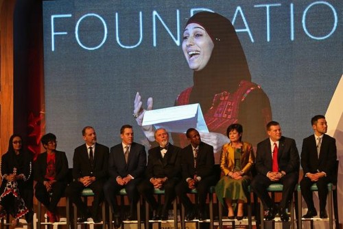 Χανάν Αλ Χρουμπ: Η Παλαιστίνια δασκάλα προσφυγόπουλων που κέρδισε το Νόμπελ των Δασκάλων