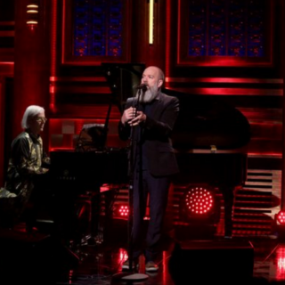 Δείτε τον Michael Stipe των R.E.M. να ερμηνεύει David Bowie