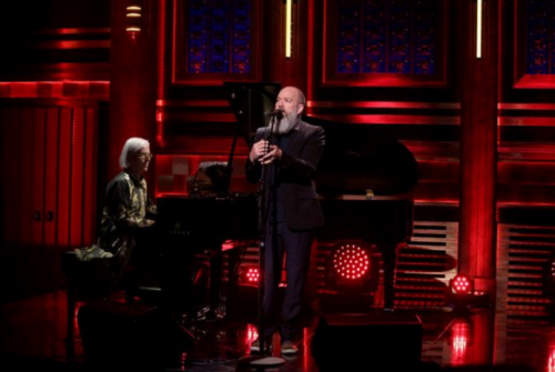 Δείτε τον Michael Stipe των R.E.M. να ερμηνεύει David Bowie