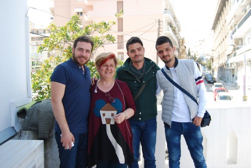 Τρεις πρόσφυγες κάνουν την Ελλάδα νέα πατρίδα τους και αναζητούν εδώ ένα καλύτερο μέλλον